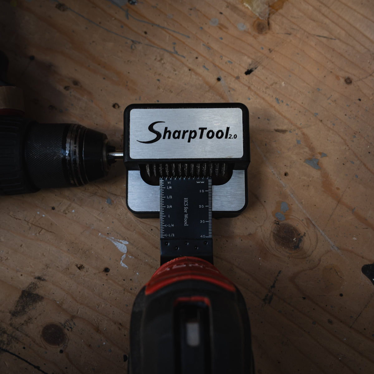 SharpTool 2.0 multitoolblad-slijper op een werkbank tijdens het slijpen van een HCS for wood zaagblad